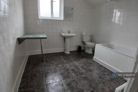 1st Floor Bathroom 