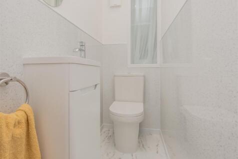 Cloakroom / WC: