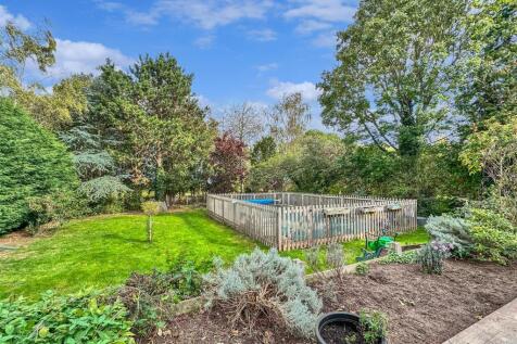 Rear Garden With Swimming Pool 924