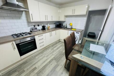 1-bedroom Flat right next to Upton Park