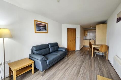 A spacious and well presented one bed apartment with a large, river facing balcony. Inclusive of water rates. Furnished. Recently refurbished. Available 31/08/2026.