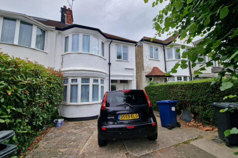 A good size modern one bedroom flat with direct access to the private garden