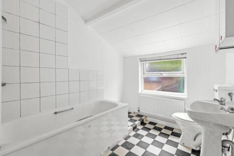 64 Temple End, HP13 5DS-1.jpg