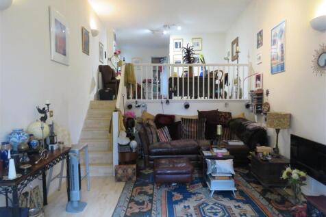 SPLIT LEVEL LOUNGE/D