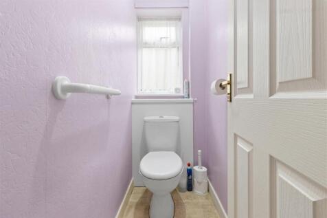 Separate Cloakroom/wc