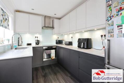 MODERN FITTED KITCHEN / DINING ROOM