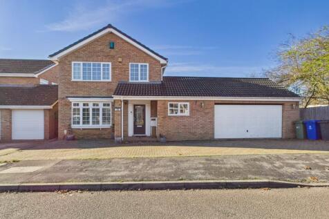 4 Bedroom Detached in NN12 8DD