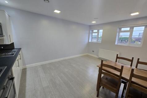 Beautiful 2 bedroom flat on the 4th floor, available immediately, within walking distance to Elephant and Castle Station
