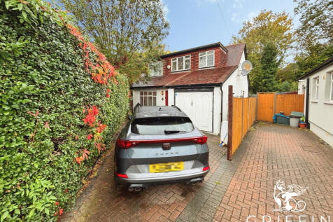 3 Bedroom Detached in RM14 2RA