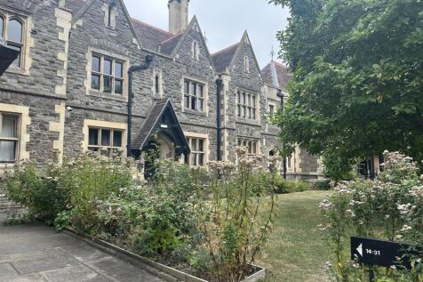 Furnished 1-bed city centre apartment blending period charm with modern comfort. Secure entry, communal gardens, spacious rooms, and excellent location near shops and transport.