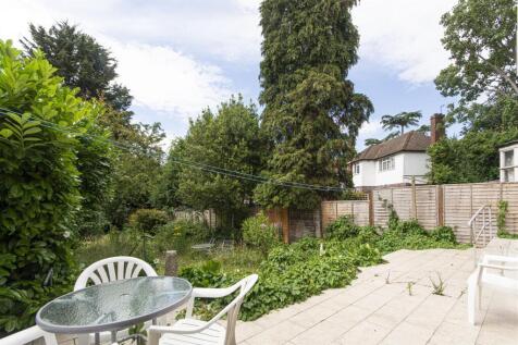 Well presented five bedroom house with three bathrooms, spacious eat-in kitchen and separate living room.