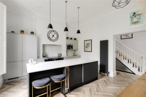 5 bed, 3 bath Semi-Detached in Bristol - Photo 3