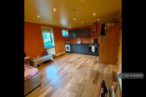 1 Double Bedroom flat offered at Parkview Apartments, 197 London Road in Morden. Directly next to Morden South station and facing Morden Park. 3 km away from Morden tube (Northern line) 8 min wa... **