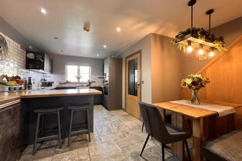 Kitchen/Dining Room: