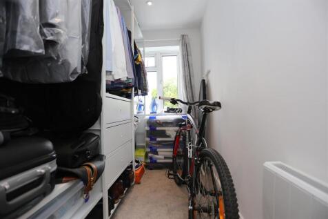 2, 21 Wilbury Ave bed2.JPG