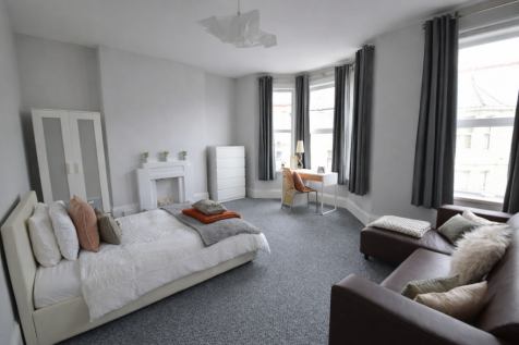 5 Bedroom Terraced in PL4 8RU
