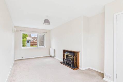 A spacious UNFURNISHED family home with a bright living room, fitted kitchen, three well-proportioned bedrooms, and a private rear garden. Ideally located close to local schools, the property also ben