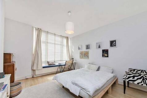 A spacious studio flat on the ground floor of a townhouse. With wood flooring and a separate kitchen this flat is perfect for both single professionals and students.