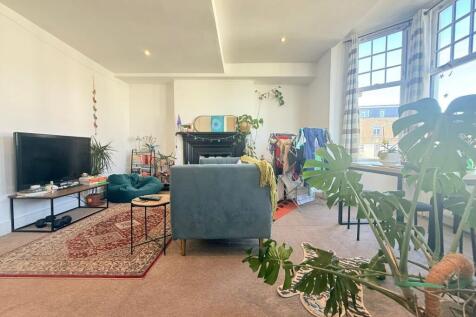 A well-presented two-bedroom first-floor flat situated on the popular Gunton Road in Clapton. Offered unfurnished, the property benefits from a bright reception room, separate fitted kitchen, two good