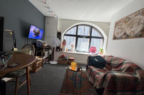 A well-presented furnished studio in the popular Liverpool district of Wavertree, offering straightforward city living with bills included for added convenience.