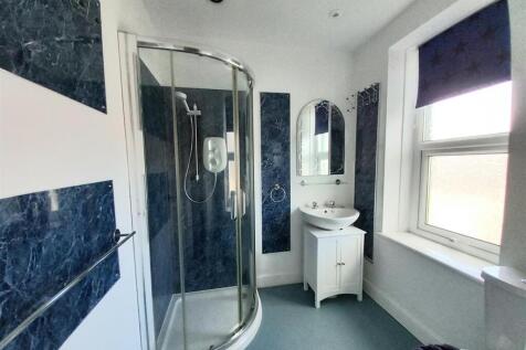 11 Brookfield En-suite 2.jpg