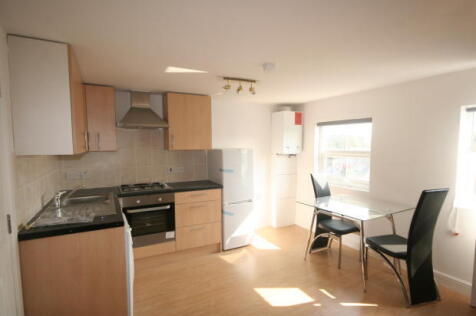 Holmes Estates is privileged to present this bright one bedroom apartment situated in Tulse Hill. The apartment is situated on the top floor of a small serviced block of flats. This property has a lar