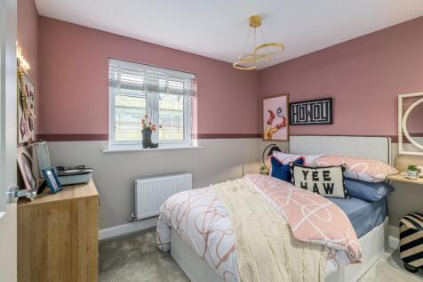 Double bedroom in 4 bedroom home