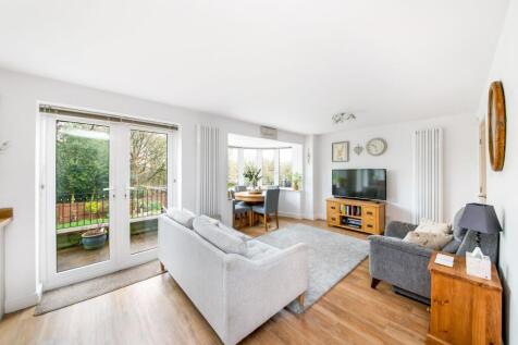 OPEN-PLAN DINING KITCHEN - DINING AREA