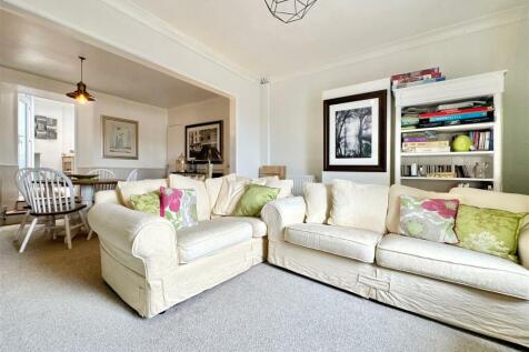 Lounge Towards Dining Area.JPG