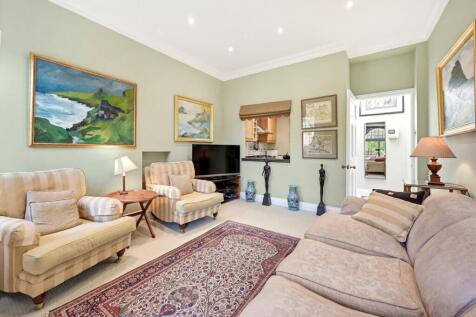 This outstanding apartment enjoys a prime location in the centre of Knightsbridge, just a short walk from the internationally renowned designer stores of Sloane Square and the chic boutiques of Beauch