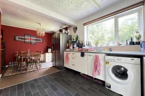 KITCHEN & DINING ROOM