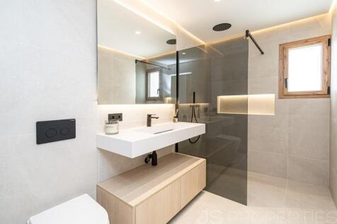 Modern luxury home with pool in a prime location in Puerto Pollensa