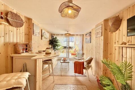 Snug Occasional Bedroom.JPG