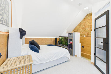 CAM01984G0-PR0529-STILL024