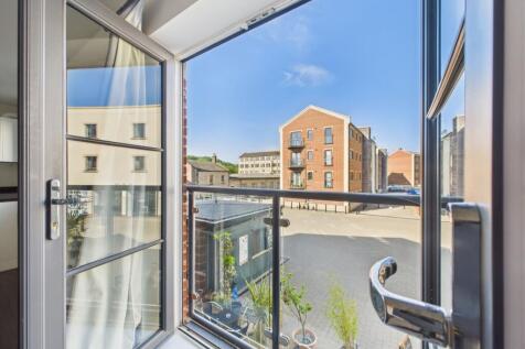 CAM01721G0-PR0085-STILL010