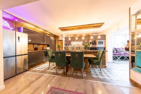 Kitchen &amp; dining area