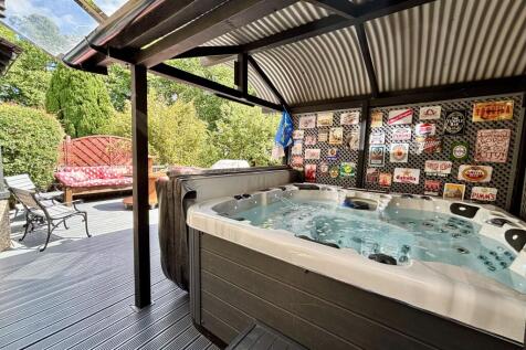 Covered hot tub area