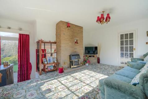 4 bed, 2 bath Detached in Sheffield - Photo 5