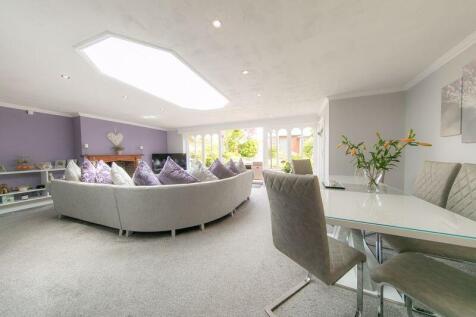 Open plan living &amp; dining room