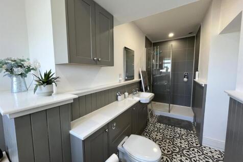 EN-SUITE BATHROOM