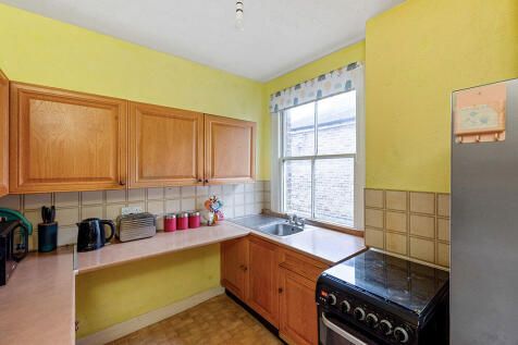 2 bed, 1 bath Flat in london - Photo 3