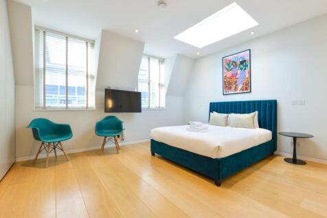 Triplex in the heart of Fitzrovia. Renovated in 2025, this spacious home spans three floors with two king bedrooms, two full bathrooms, and an additional ensuite. A high-end Gaggenau kitchen, wooden f