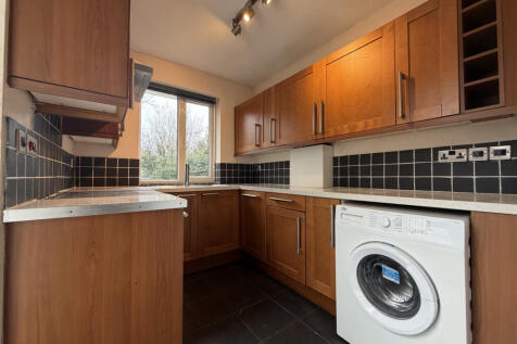 2 Bedroom Maisonette For Sale