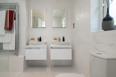 Main bedroom en suite of the Richmond, a 4 bedroom house