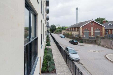 2 bed large corne...