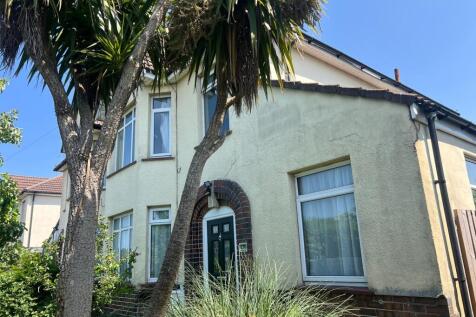 We are delighted to present this spacious light and airy double room in a small house share, with ALL BILLS INC on Southmead Road, directly opposite the popular BAWA club.