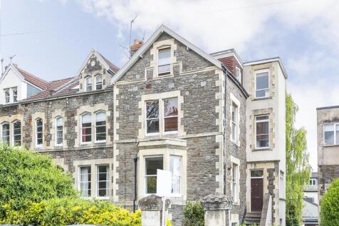 **VIRTUAL VIEWING AVAILABLE** One bedroom unfurnished top floor flat located in a quiet, convenient residential location and just a minute's walk from the brilliant Chandos Road. Perfect for a single