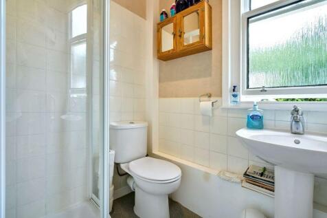 4 bed, 3 bath Detached in Leeds - Photo 18