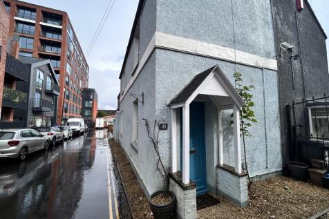 2 bed unfunrished semi-detached house redecorated throughout situated in the ever-popular Southville district of Bristol.