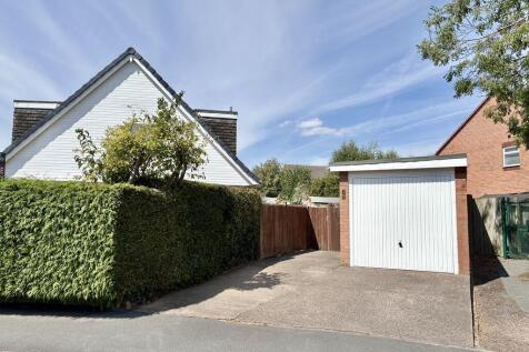 Detached Garage & Driveway